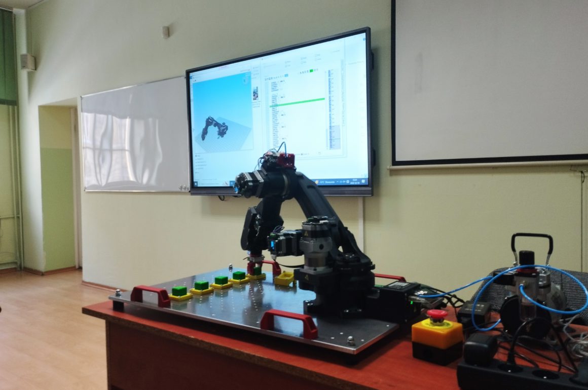 Wykład otwarty pt.&nbsp;„A gdyby&nbsp;tak… dokonać rewolucji i&nbsp;robotyki uczyć zupełnie inaczej? – czyli jak uczyć się programowania robotów na&nbsp;przykładzie robota ASTORINO”